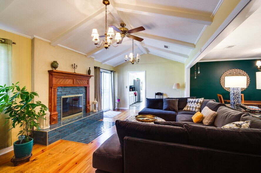 Building Photo - 5846 Clubview Dr