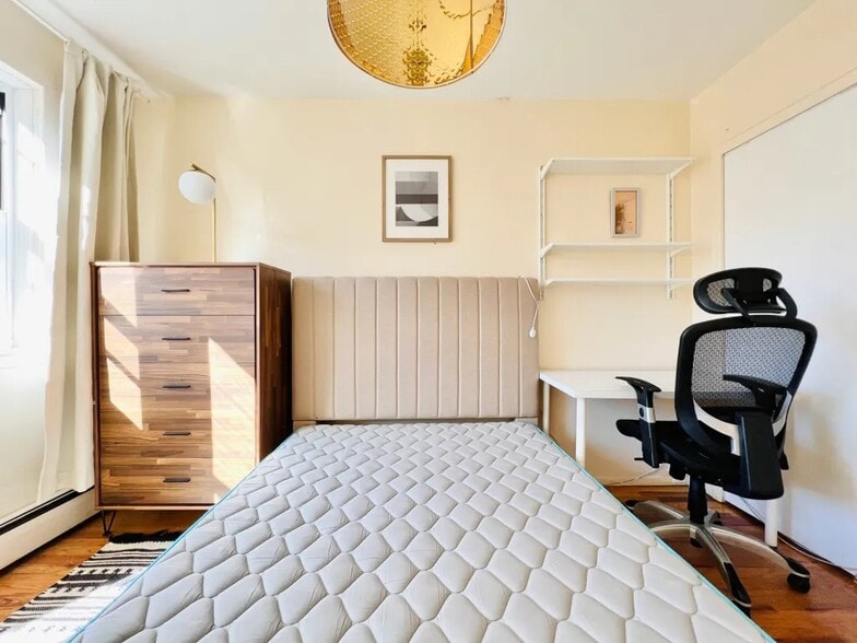 Building Photo - Furnished room/NOT APARTMENT