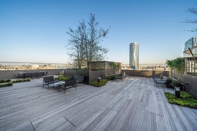 Building Photo - 75 Park Ln S