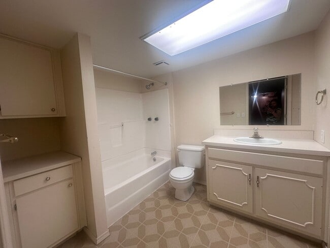 Building Photo - 1002 Juniper Springs Dr