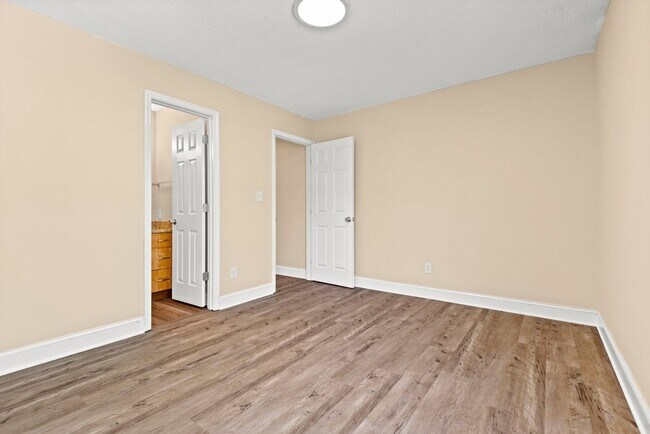 Building Photo - Lovely 2 Bedroom End Unit Townhome in NE R...