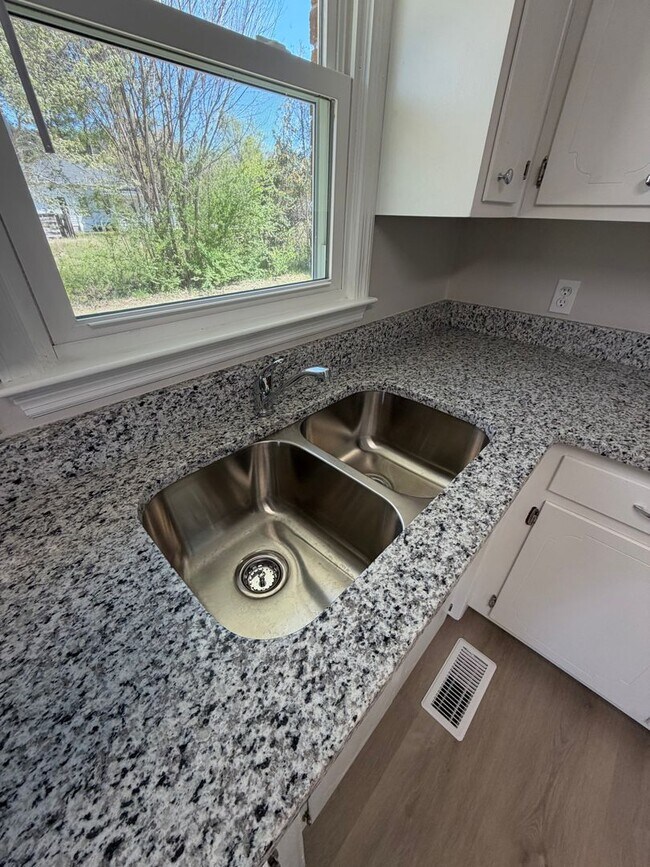 Building Photo - Charming 1,025 sq ft single-family home offering 3 bedrooms and 2 full bathrooms—perfect for comf...