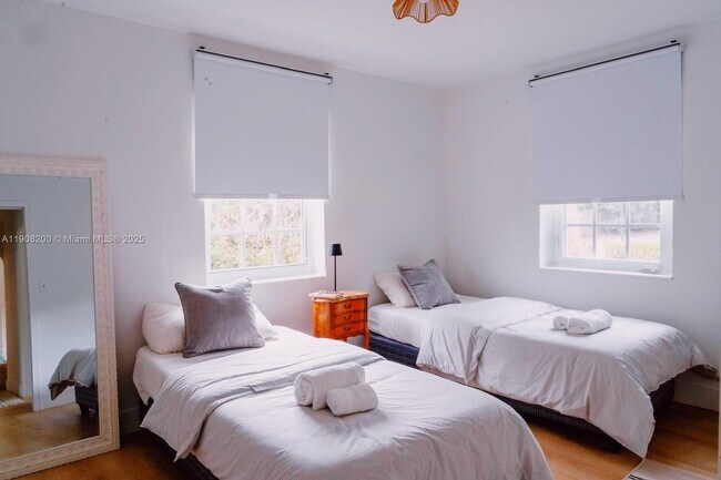 Building Photo - 1075 NE 120th St