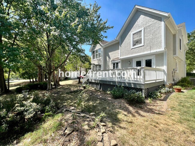 Building Photo - Maintenance Free Living w/ Hardwood Floors...