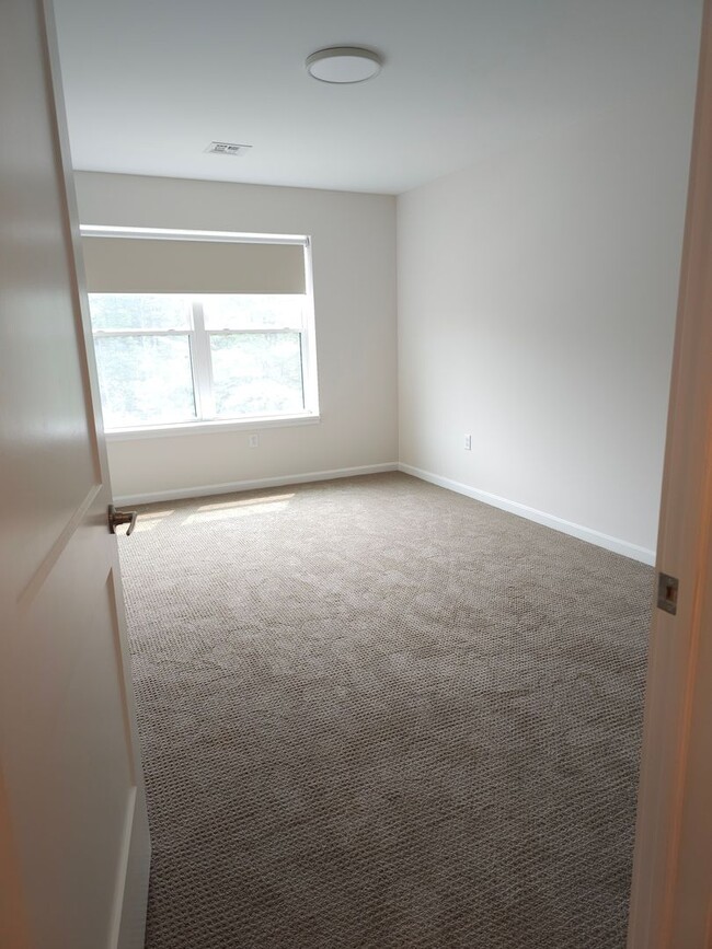 Building Photo - Discover Your New 1-Bedroom Sanctuary