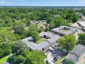 Building Photo - Spacious 1–3 Bedroom Apartments in South Louisville | Cedar Chase