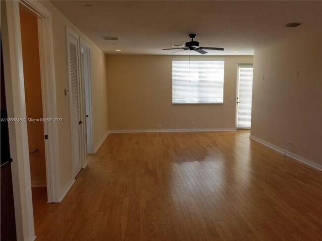 Building Photo - LARGE 3-bed, 3-bath townhome with 2-car ga...