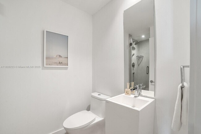 Building Photo - 2424 Fisher Island Dr