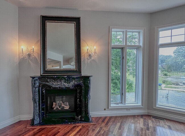 Building Photo - Lakeside Living!