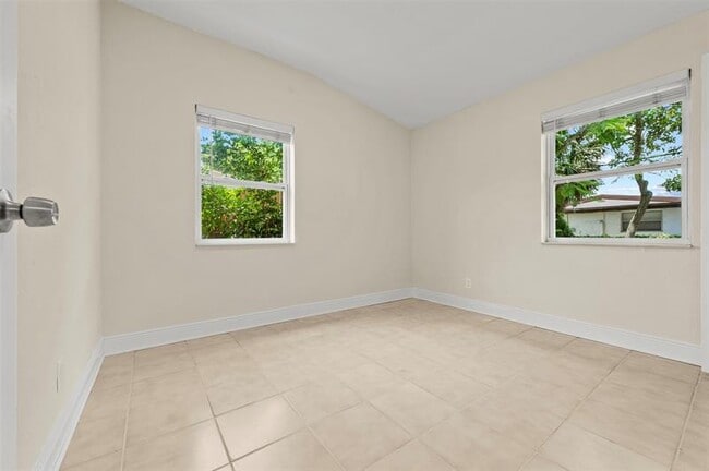 Building Photo - 1524 NW 18th Ct