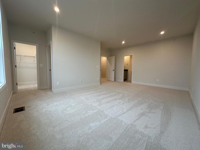Building Photo - 43324 Farringdon Sq