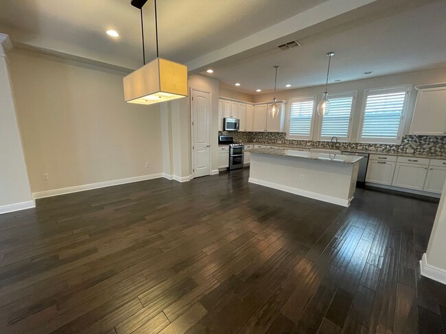 Building Photo - Large 3 Bed 3.5 Bath 2 Car Garage Townhous...