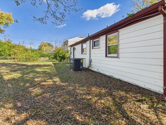 Building Photo - 2102 Brockway Ln