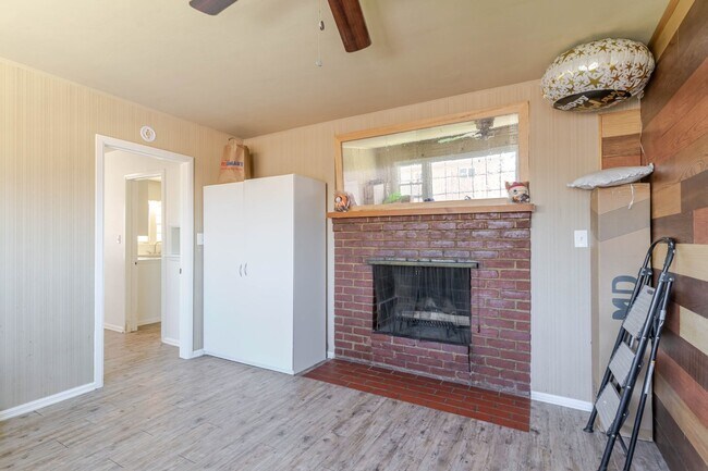 Building Photo - 44632 Fern Ave