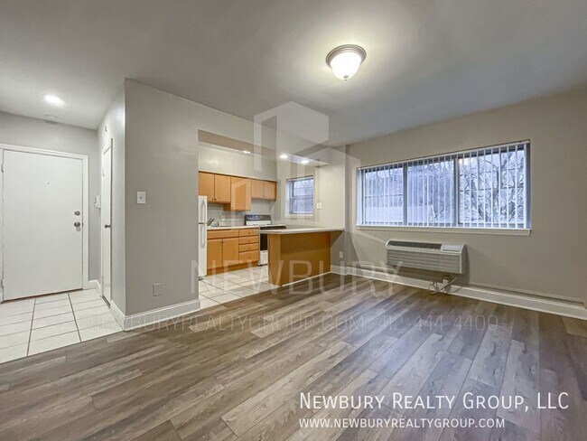 Building Photo - Cozy 2 Bedroom Available Now!
