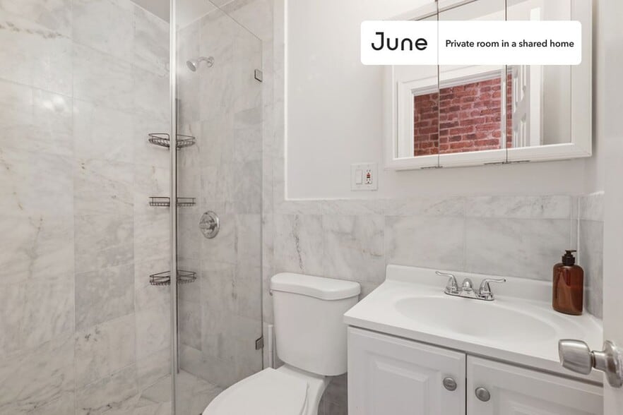 Building Photo - Private bedroom in 3 bed/2 bath Home