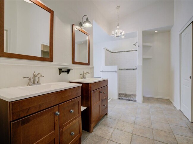 Building Photo - 3 Bedroom 2 Bathroom