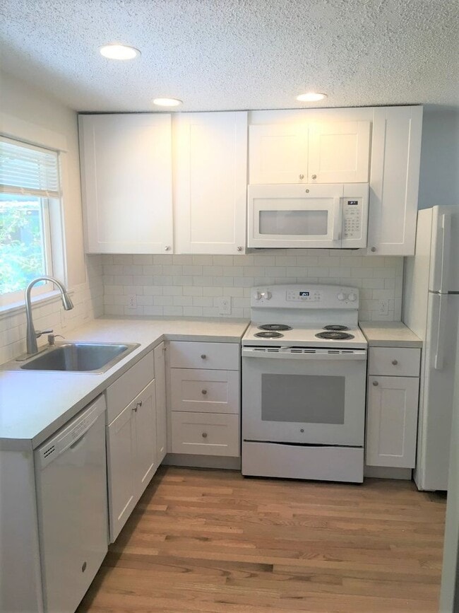 Building Photo - Duplex in Aloha!