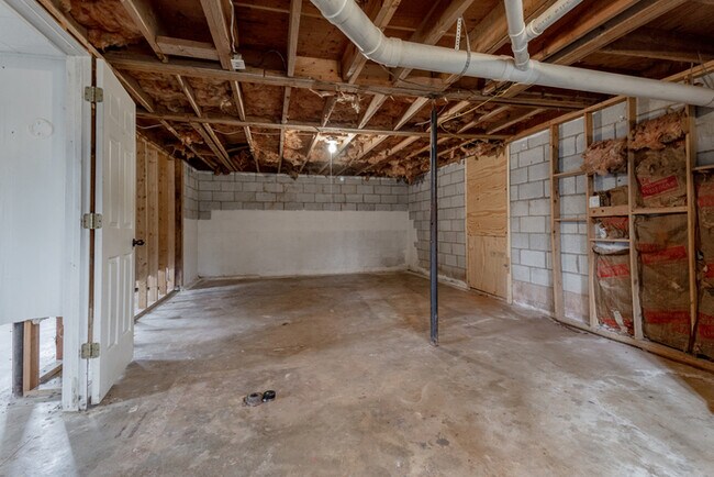 Building Photo - REDUCED!