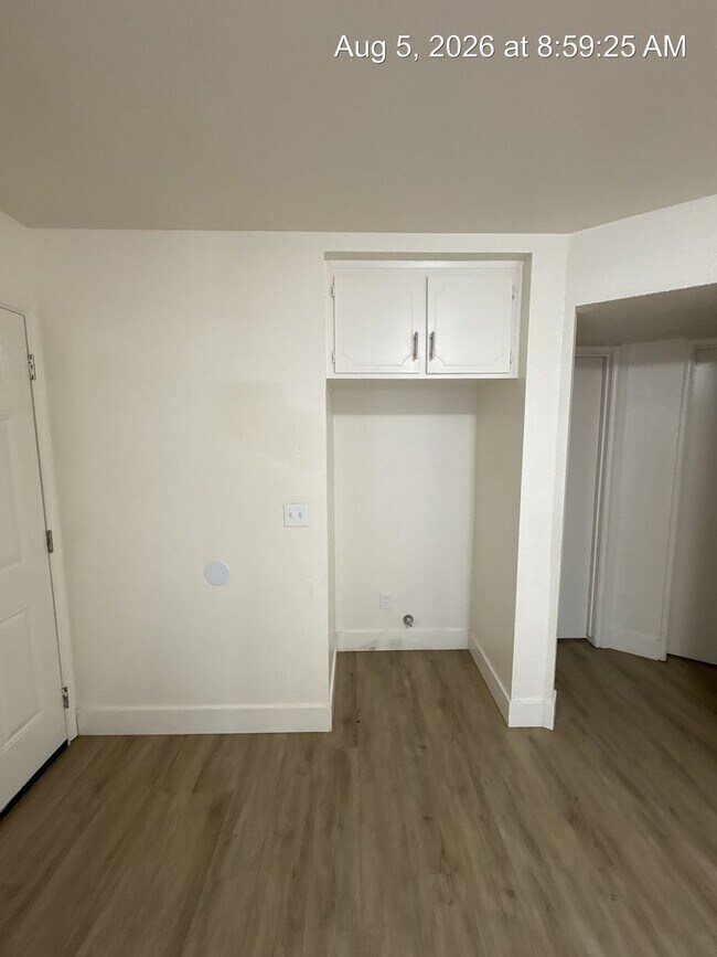 Building Photo - 1055