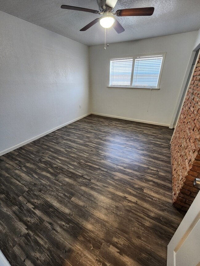 Building Photo - 3 bed 2 bath home, move in ready!