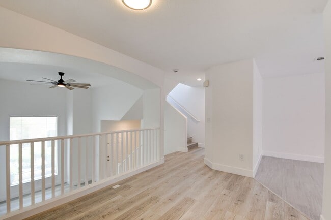 Building Photo - Gorgeous 3 bedroom 2.5 bathroom Townhome conveniently located in the heart of Henderson.