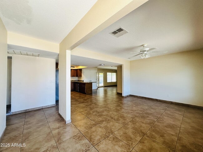 Building Photo - 3839 E Sunnyside Dr