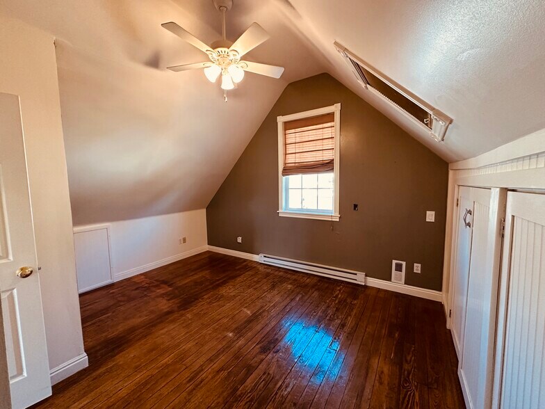 Second upstairs bedroom w closets! - 812 E Cache La Poudre St