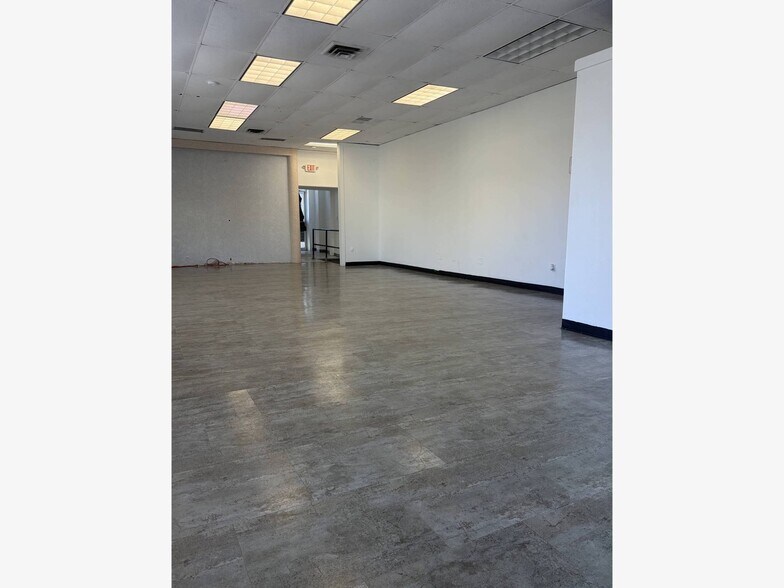Building Photo - 1098 Main St