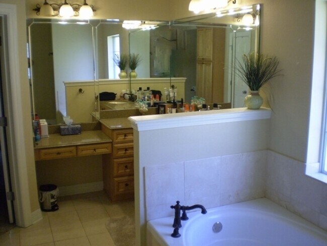 Building Photo - 2471 Brookside Dr