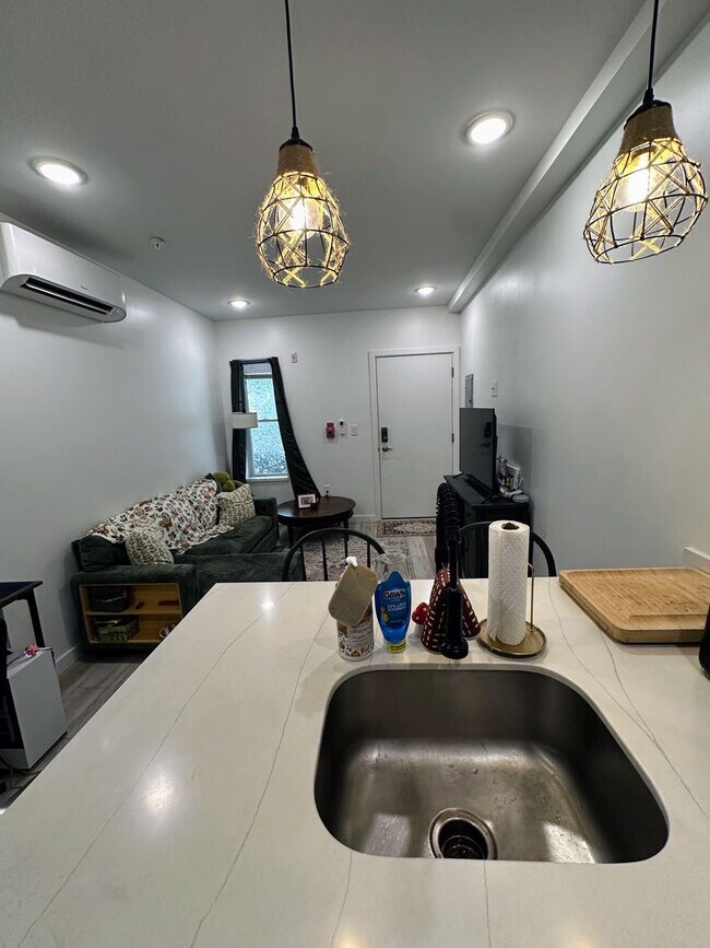 Building Photo - Private fenced yard! Modern, stylish & fully updated apartment!