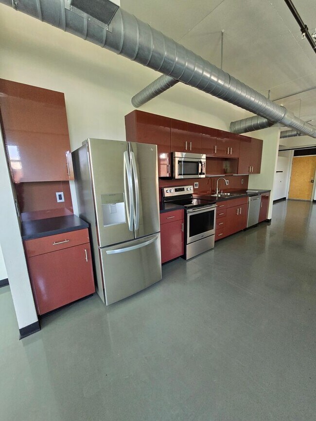 Building Photo - Beautiful 2BR , 2BA 2nd floor loft in East...