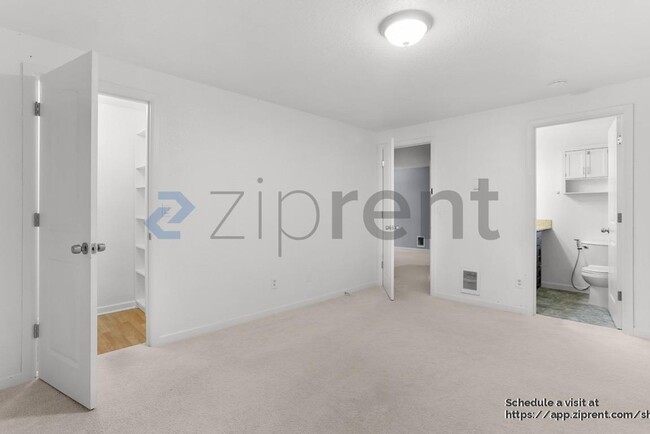 Building Photo - 9917 Holly Dr