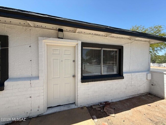 Building Photo - 460 E Delano St