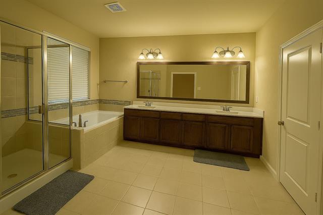 Building Photo - 6687 DeLeon St