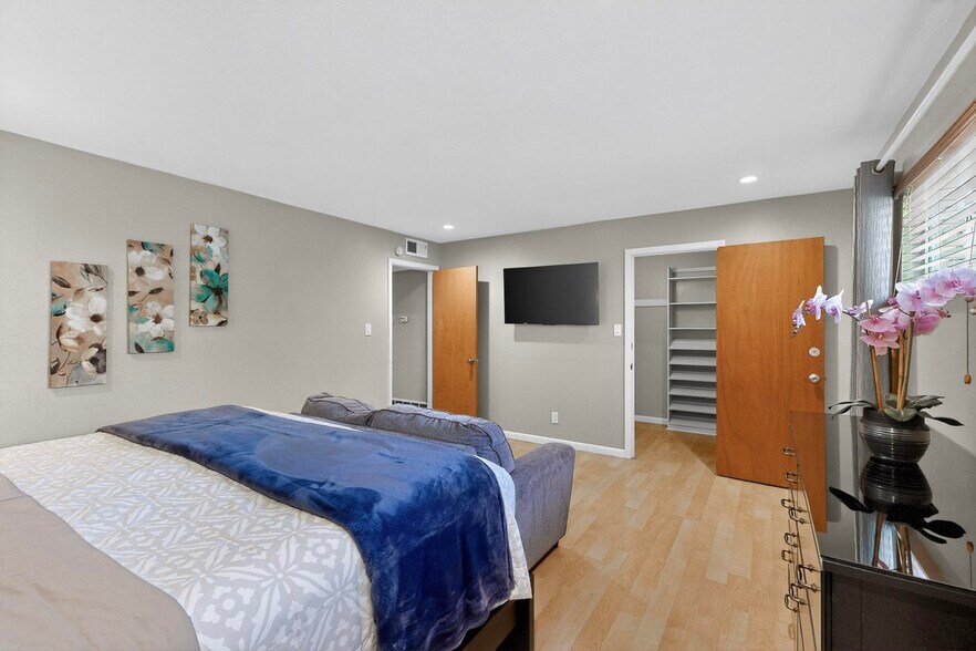 back bedroom with king bed, walk-in-closet, smartTV - 4715 Marquette Ave NE