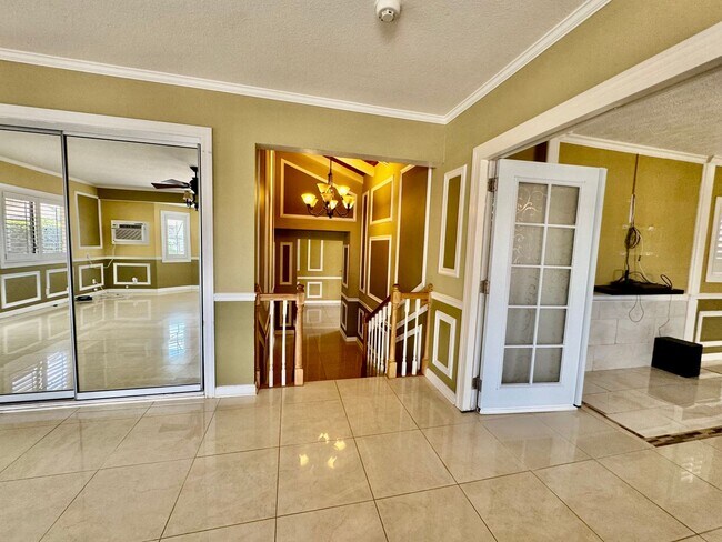 Building Photo - Available now | A 4 Bedroom, 2 Bathroom Si...