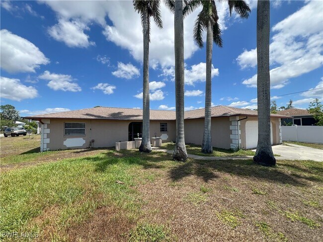 Building Photo - 8109 Sanibel Blvd