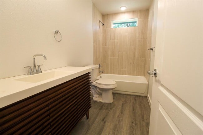 Building Photo - 1100 Monte Vista Dr