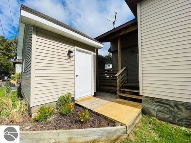 Building Photo - Charming Home in Cadillac Available May 2024