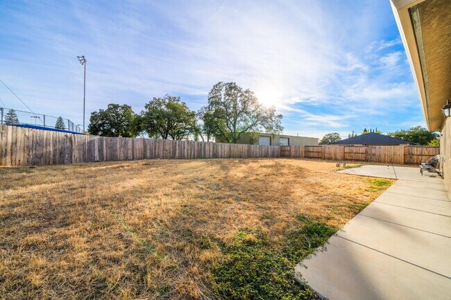 Building Photo - Modern 3-Bed / 2-Bath Home in Redding- Dog...