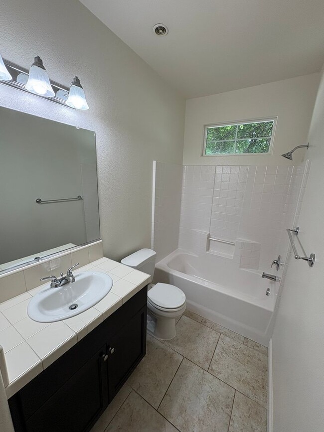 Building Photo - 3 Bedroom Home located NW Visalia!