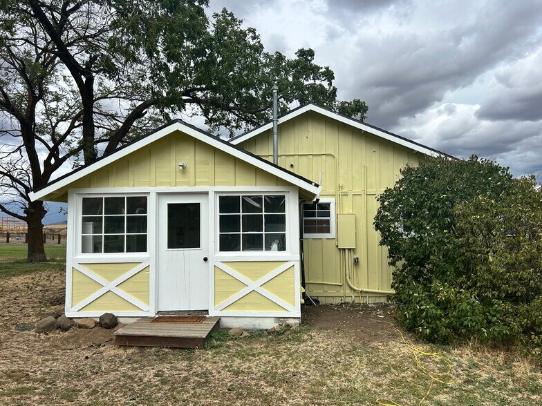 Building Photo - 810 Watt Canyon Rd
