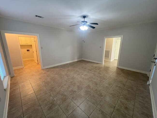 Building Photo - 2 bedroom, 1 bathroom home located in Gree...