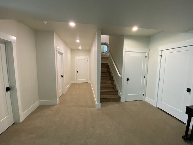 Building Photo - 530 Craftsman Way