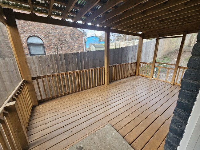 Building Photo - 933 Riverside Dr