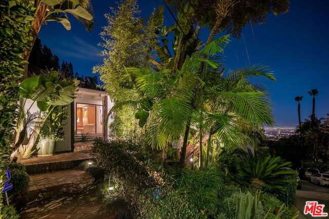 Building Photo - 1644 Marmont Ave