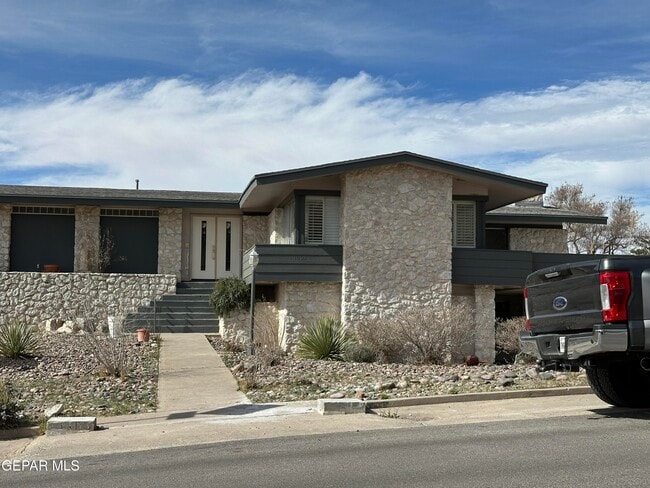 Building Photo - 1005 Singing Hills Dr
