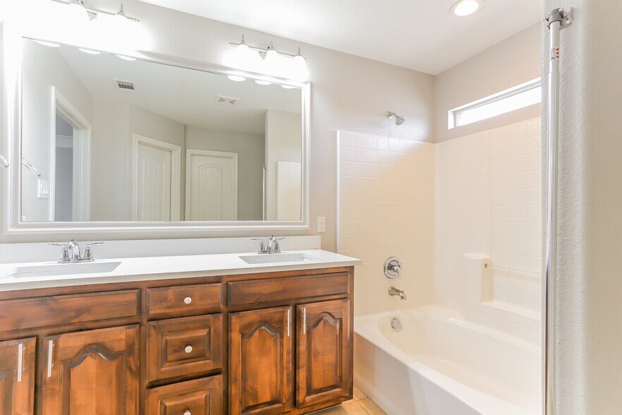 Building Photo - 1032 Sunderland Ln