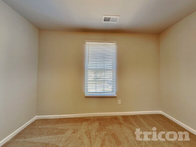 Building Photo - 226 Hallow Oak St